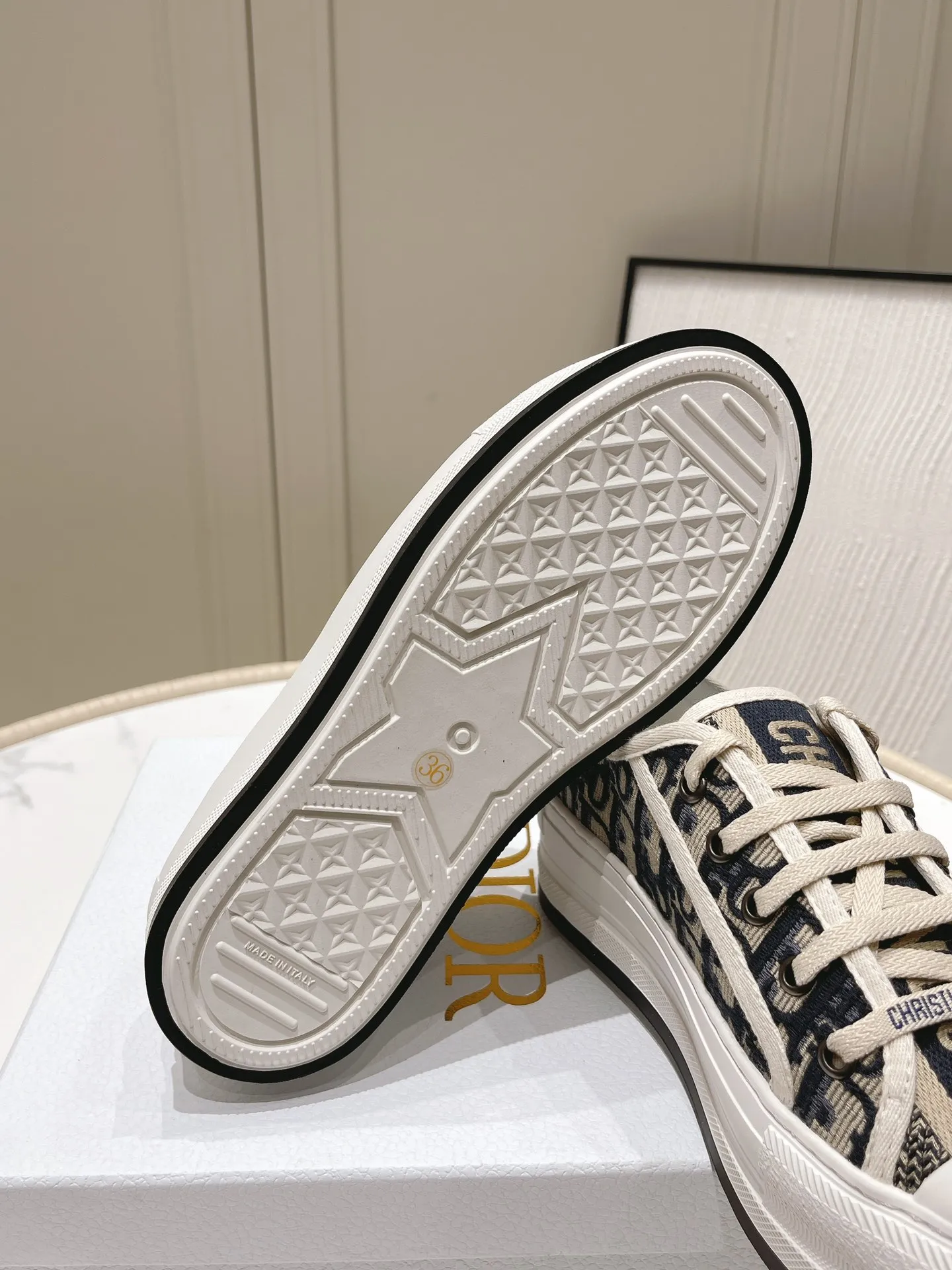 👟👟Ex-factory price P520 👟👟 Dior Walk'n series Presbyopia Embroidery Thick-soled canvas shoes Casual sports shoes Original purchase development and production This Walk'n'Dior thick-soled sneakers are a fashionable item that enhances the style of the series. Oblique printed cotton embroidered upper with comfortable platform sole, tongue and Christian Dior Paris signature laces. Can add fashionable temperament to all kinds of casual looks ▪️Fabric: Original customized imported Oblique printed embroidery ▪️Lining: Imported soft sheepskin lining ▪️Outsole: Original exclusive molded TPU material ▪️Sole thickness: 4.5CM ▪️Size: Women's 35-40